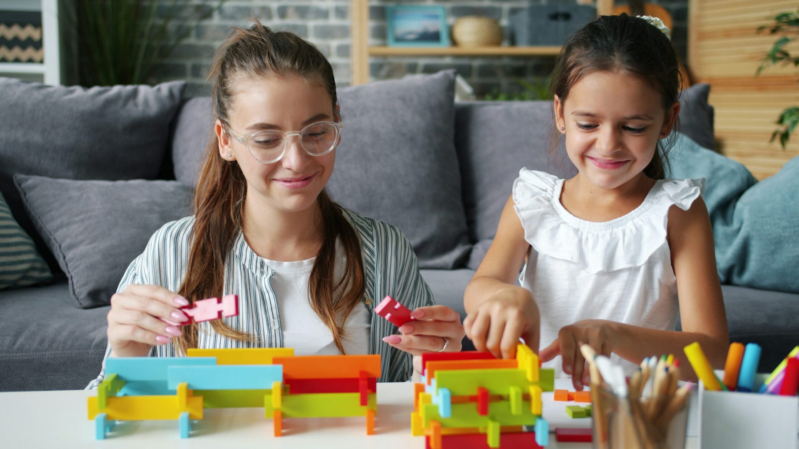 カラフルなブロックで女性と子供を建てる建物
